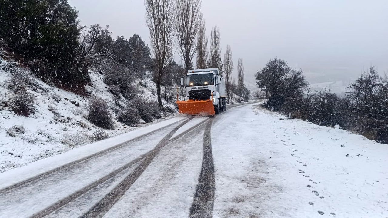 Çameli Belediyesi aralıksız karla mücadele yürütüyor