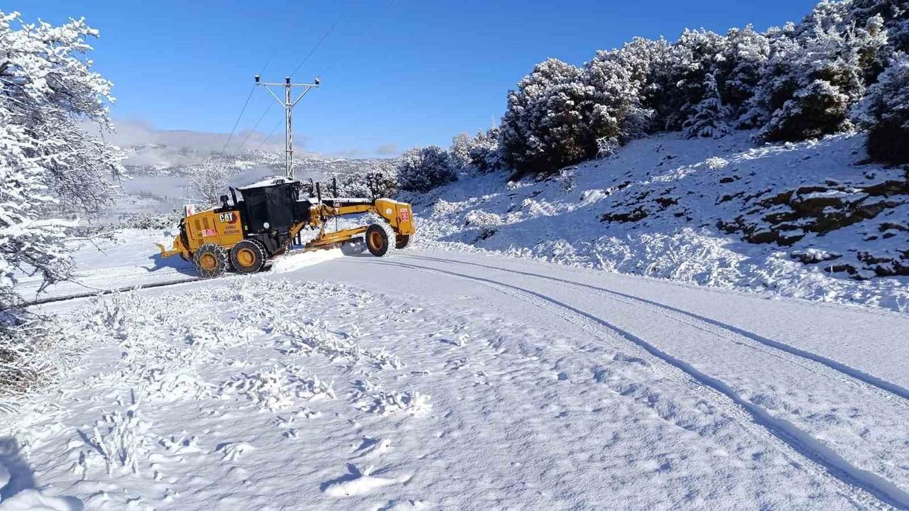 Çameli’de Karla Mücadele: Yol Açma ve Tuzlama Çalışmaları Tam Gaz