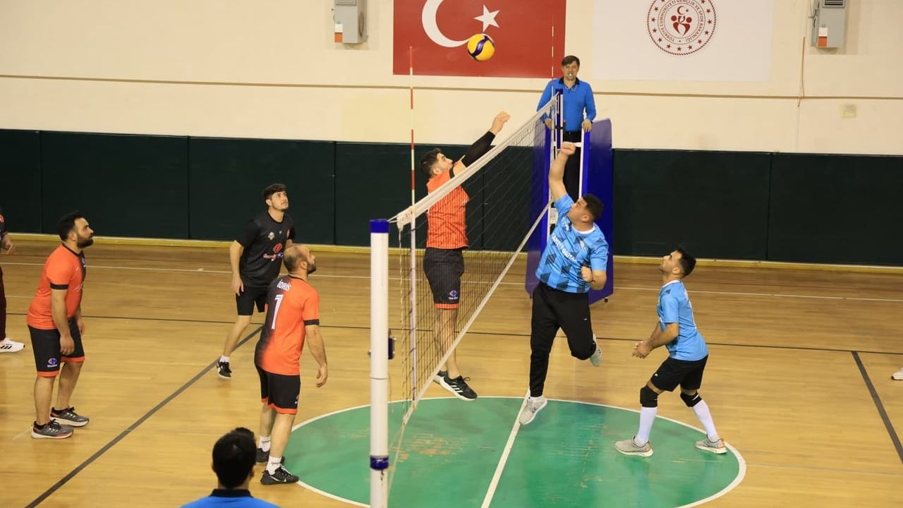 Çameli'de Kurumlar ve Mahalleler Arası Voleybol Turnuvası: İlçe Milli Eğitim Şampiyon