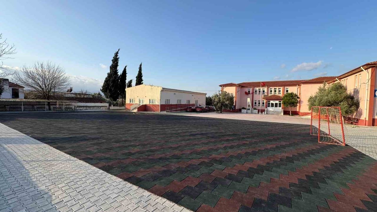 Çamköy İlkokulu'na 800 m² Kauçuk Kaplamalı Yeni Oy…