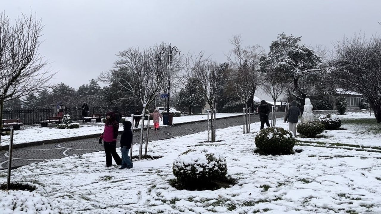 Çamlıca Beyaza Büründü: İstanbul'da Kar Topu Coşkusu