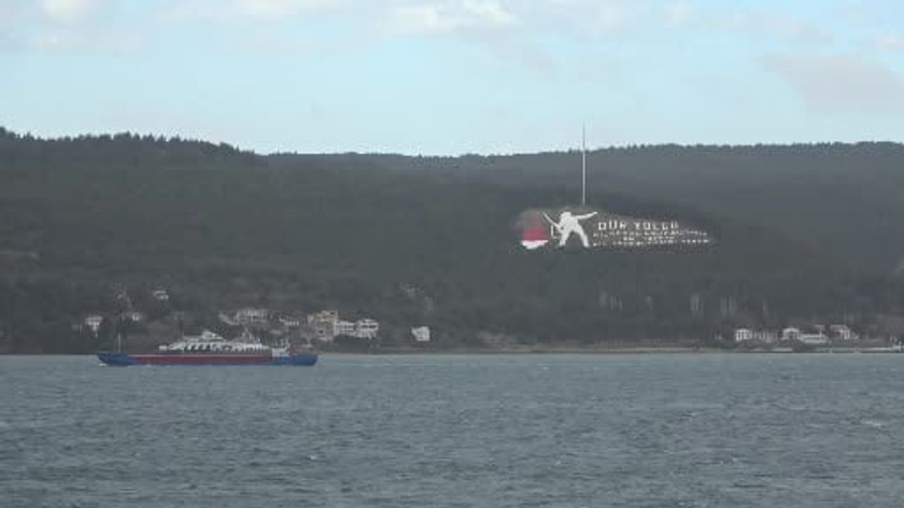 Çanakkale Boğazı fırtına nedeniyle trafiğe kapandı: Feribot seferleri iptal