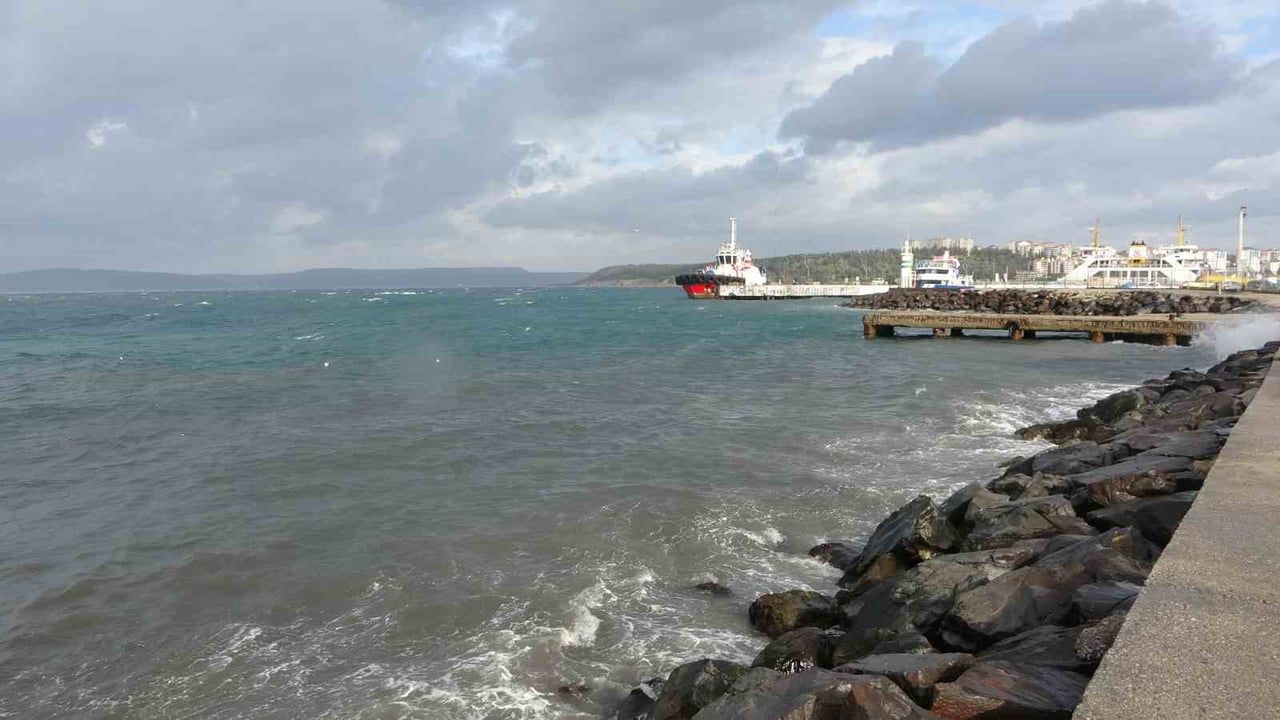 Çanakkale Boğazı Lodos Fırtınası Nedeniyle Transit Gemi Geçişlerine Kapatıldı