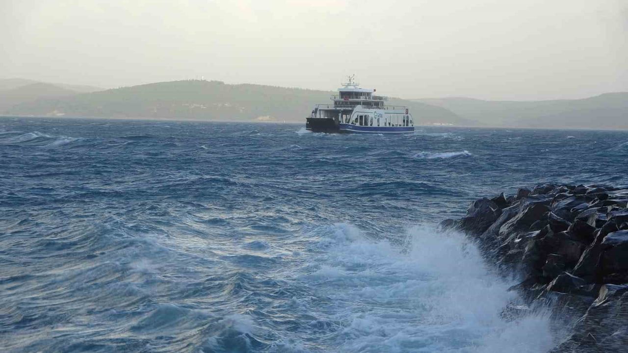 Çanakkale Boğazı Lodosla Kapatıldı: Feribotlar Durdu, Dev Dalgalar