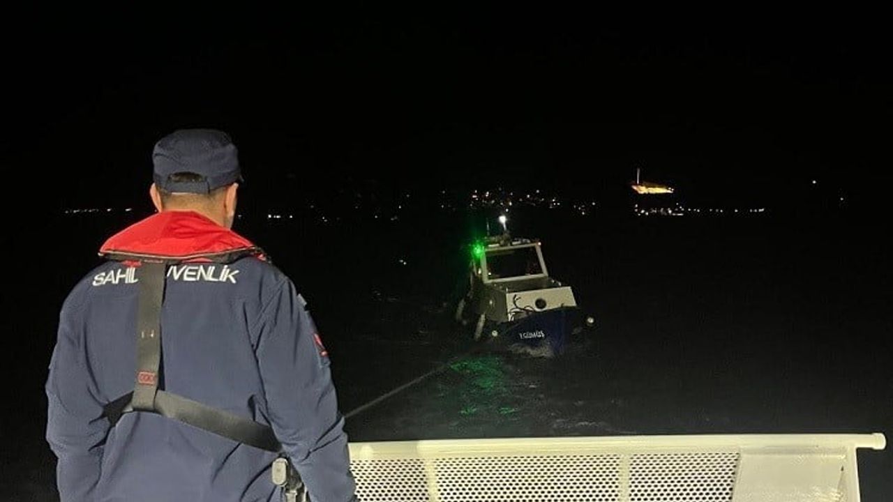 Çanakkale Boğazı'nda Motor Arızası Yapan Tekne ve 3 Kişi Sahil Güvenlik Tarafından Kurtarıldı