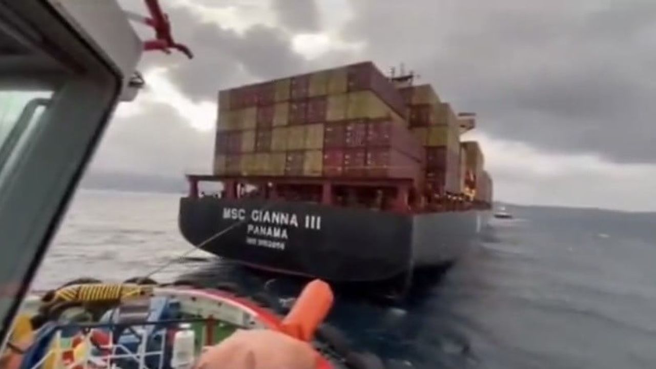 Çanakkale Boğazı'nda MSC GIANNA III konteyner gemisinde makine arızası
