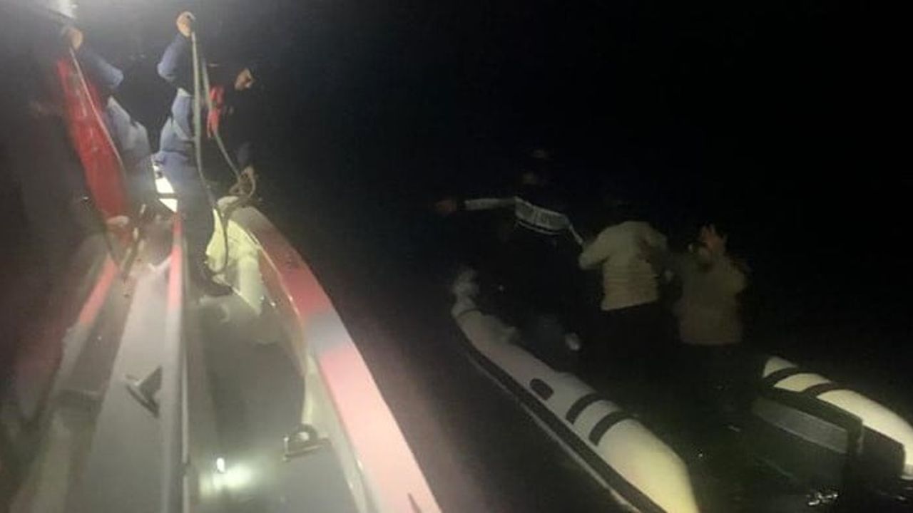Çanakkale’de Arızalanan Lastik Botla Sürüklenen 8 Kaçak Göçmen Kurtarıldı