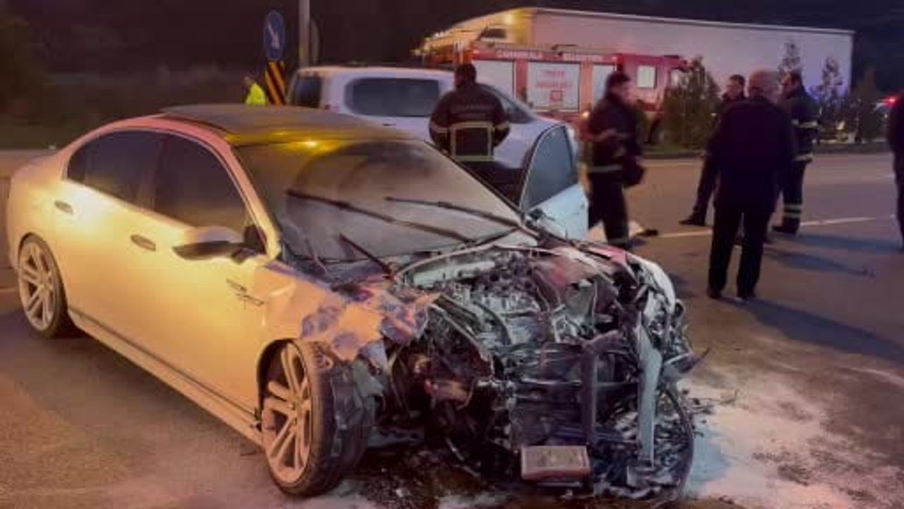 Çanakkale'de Kavşakta Kaza: 2'si Ağır, 5 Yaralı