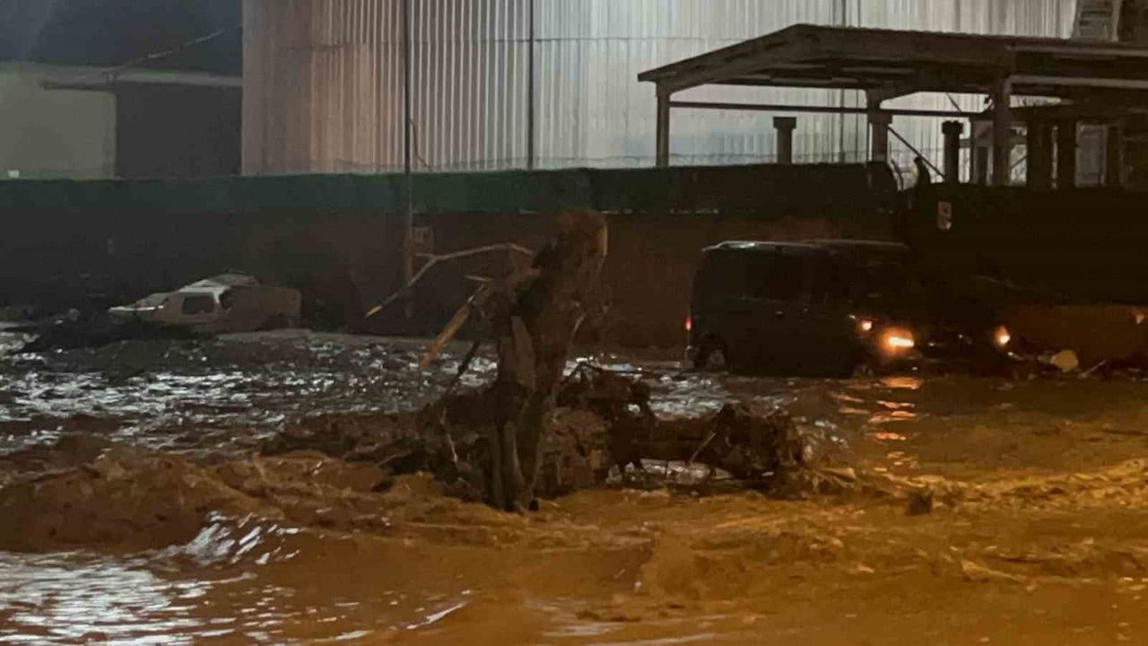 Çanakkale'de Kepez Çayı Taştı: Dardanos ve Güzelyalı Sahil Yolu Trafiğe Kapatıldı