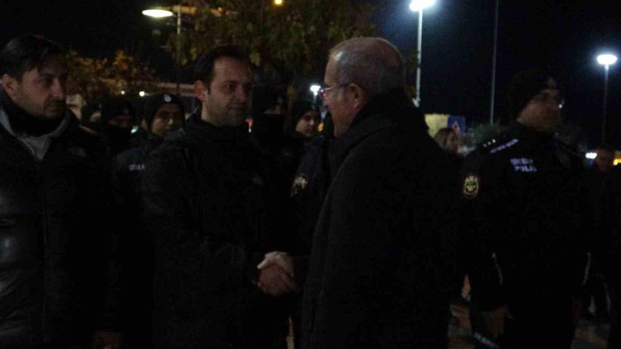 Çanakkale Valisi Toraman'dan Yılbaşı Ziyareti: Görev Başındaki Ekipleri Kutladı