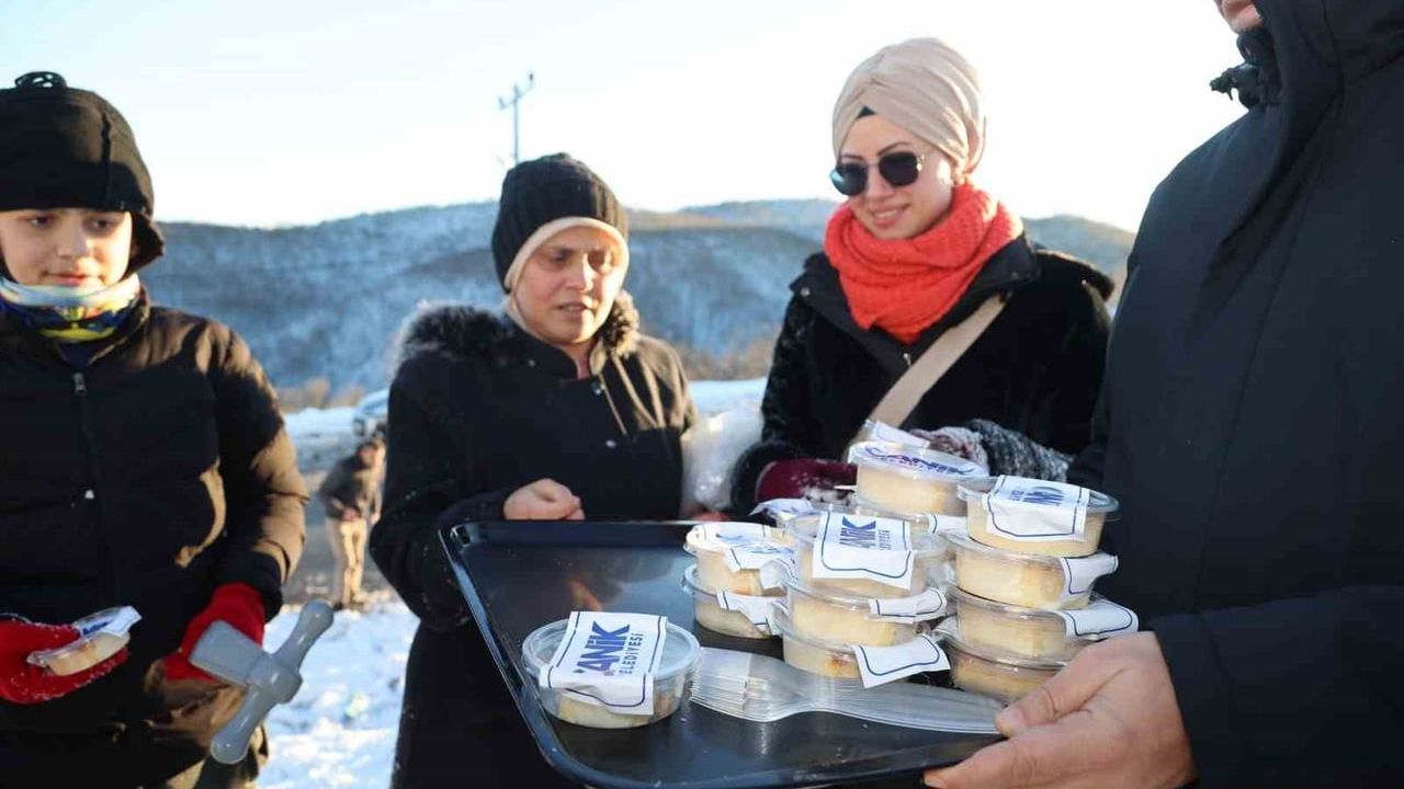 Canik Belediyesi 52 Mahallede Karla Mücadele ve Sıcak İkramlarla Gönülleri Isıttı