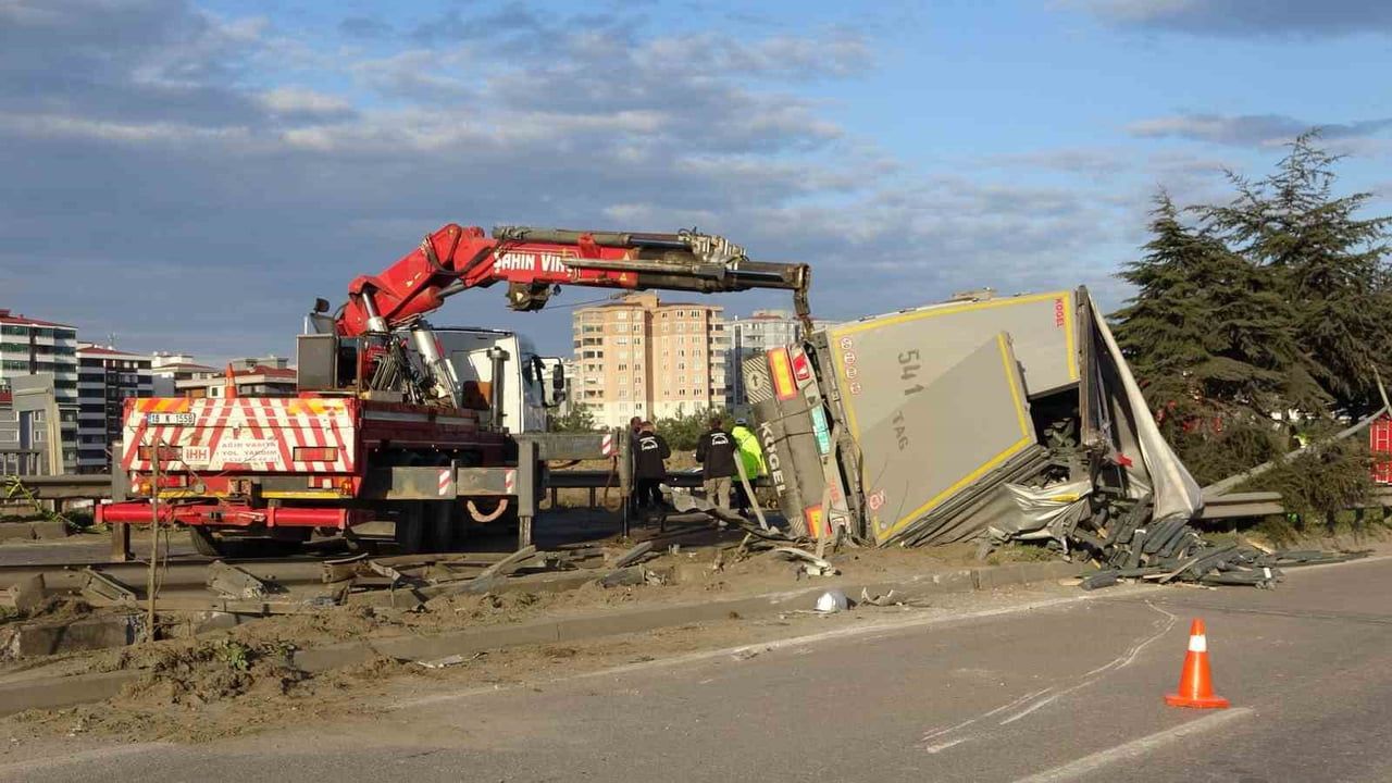 Canik'te Tır Karşı Şeride Geçti: 1 Ölü, 3 Yaralı
