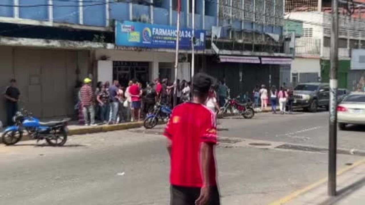 Caracas'ta ABD Saldırısı Sonrası Marketlere Akın: Uzun Kuyruklar ve Güvenlik Önlemleri
