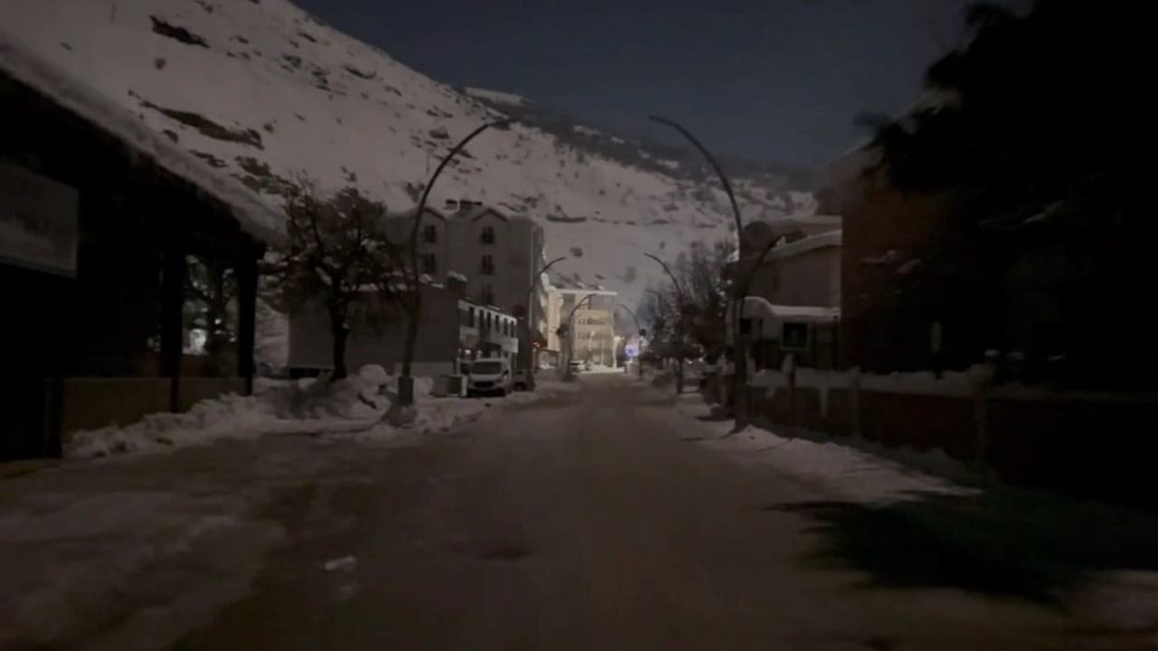 Çatak'ta 3 Gündür Elektriksiz: Kar ve Çığlar Ulaşıma Engel