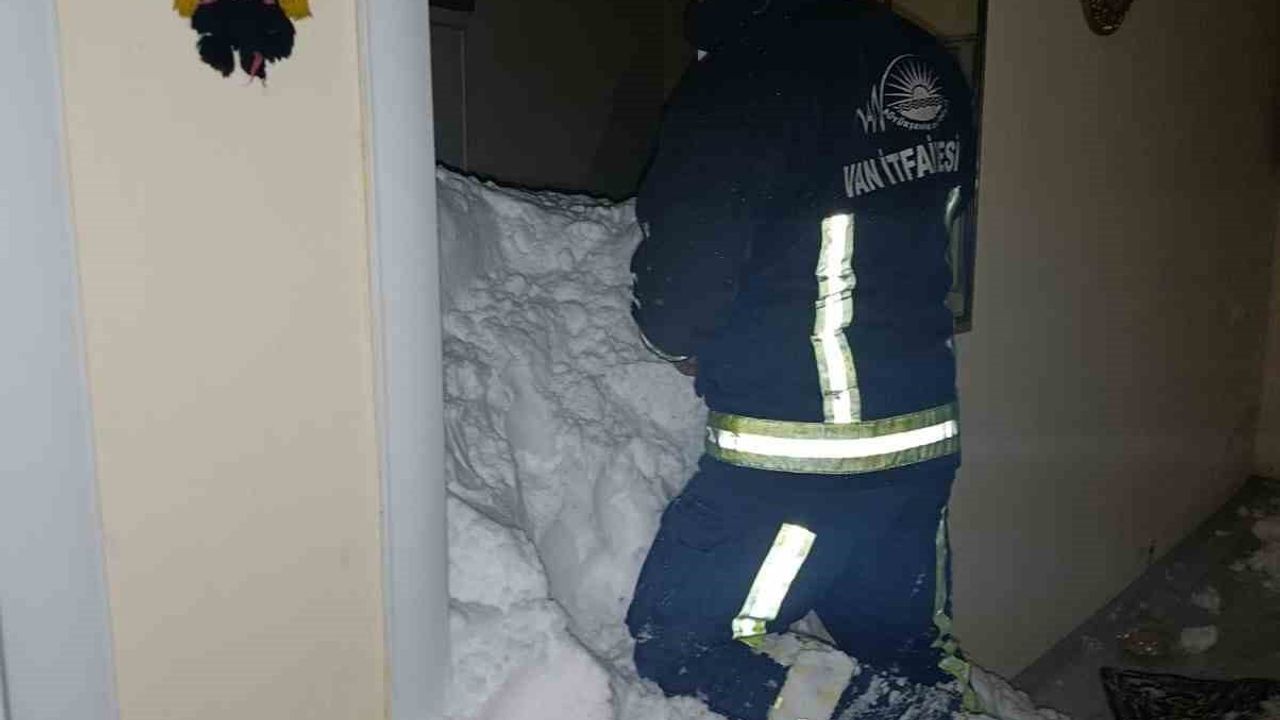 Çatak'ta Çığ: 1 Kişi Kayıp, 22 Ev Boşaltıldı