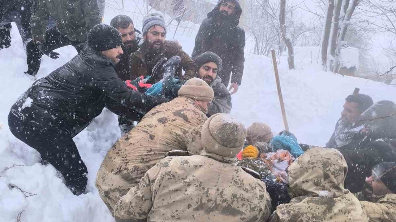 Çatak'ta Çığ Faciası: Kayıp Kadın Gülnaz Bitik Kurtarıldı
