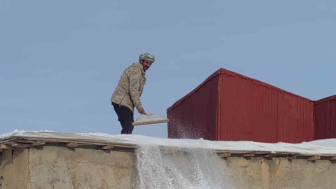 Çatak'ta Kar Tehlikesi: Vatandaşlar Damlarda Kar Temizliyor