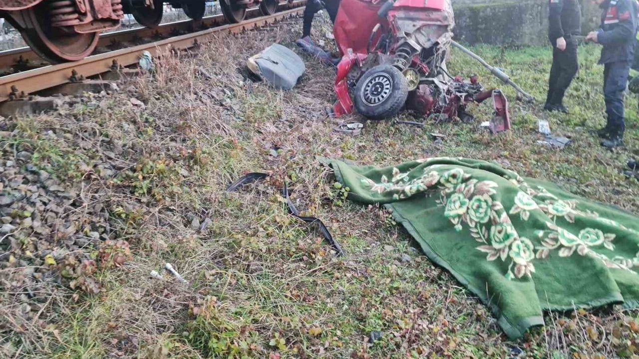 Çaycuma'da hemzemin geçitte tren otomobile çarptı: 1 ölü