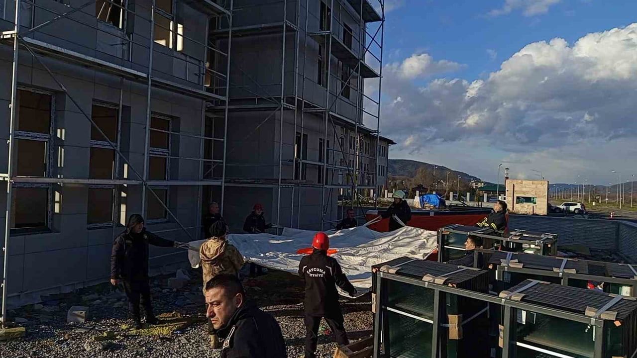 Çaycuma'da İnşaat İşçisi İskelenin Üzerine Çıktı: Alacak İddiası Sonrası İkna Edildi