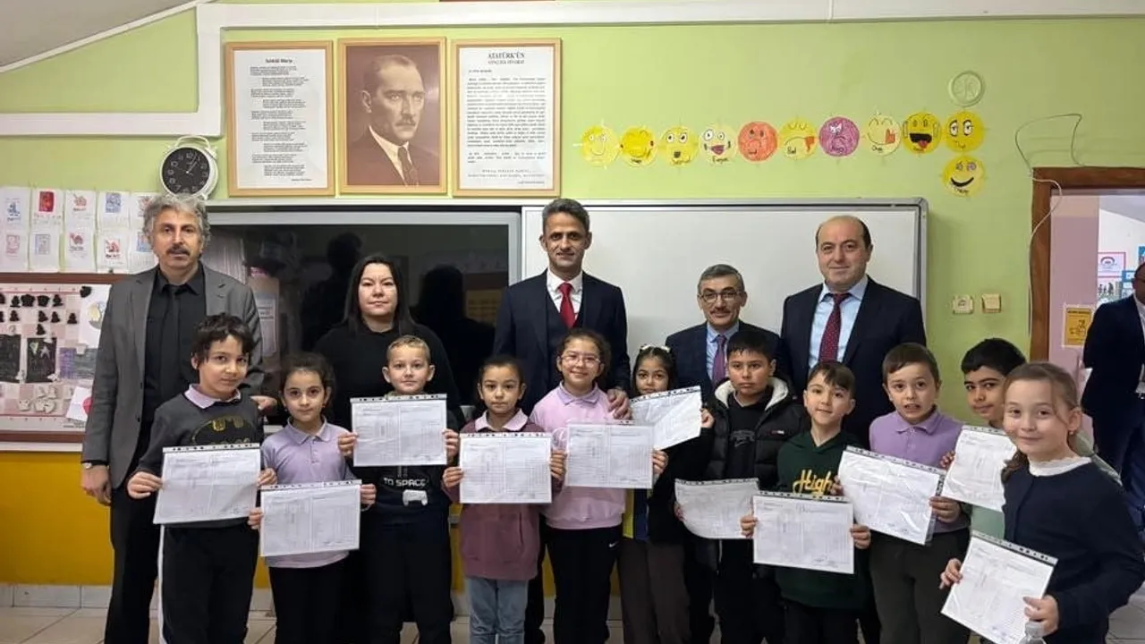 Çaycuma'da Öğrenciler Karnelerini Kaymakam Adem Kaya'dan Aldı