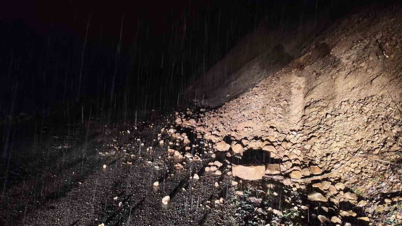 Çaycuma Dereköseler'de Heyelan Trafiği Kesti — Yol İş Makineleriyle Açıldı