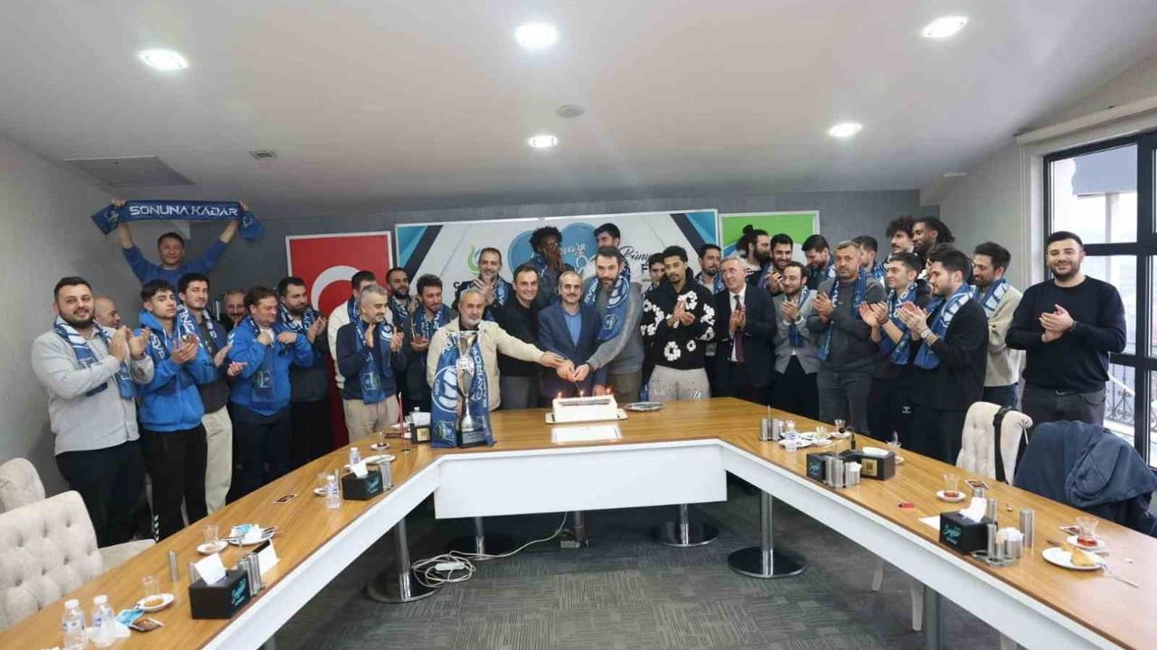 Çayırova'da Başkan Çiftçi, Federasyon Kupası Şampiyonlarını Kabul Etti