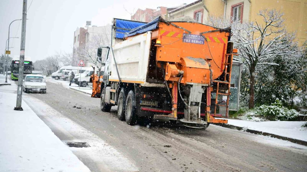 Çayırova'da Karla Mücadele Sürüyor: Ekipler 7/24 Sahada