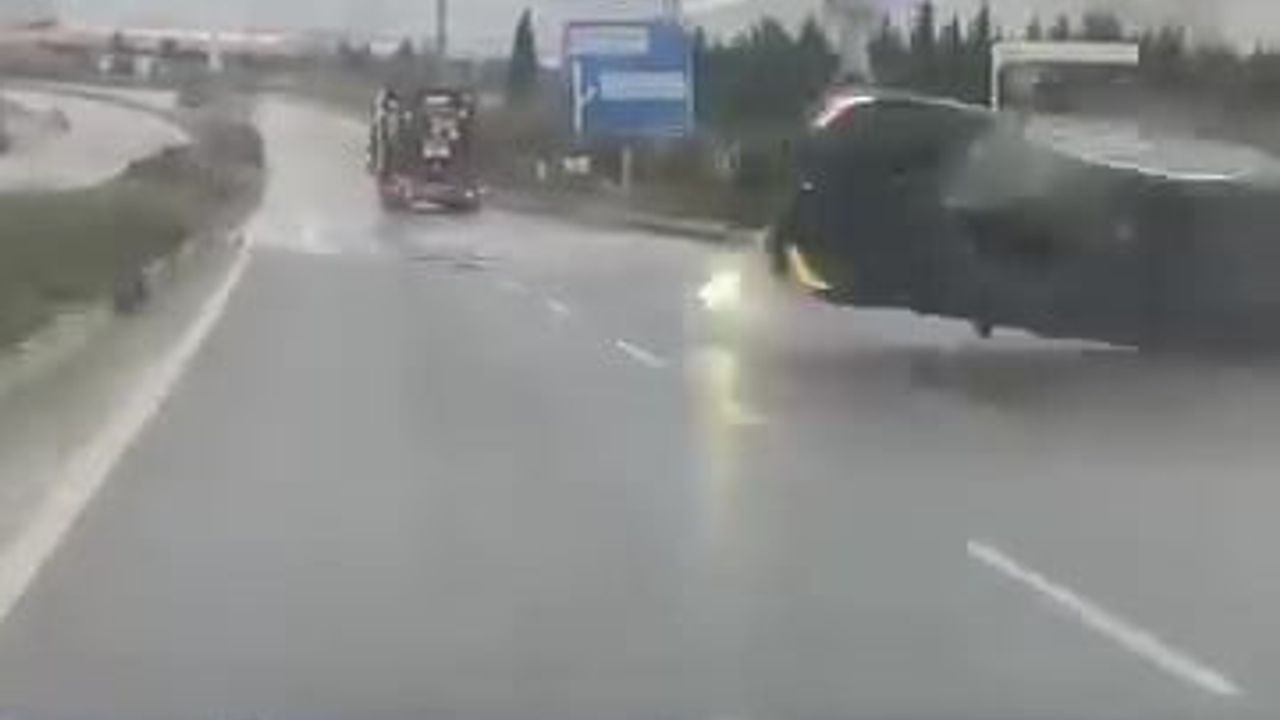Çayırova'da Yağışlı Yolda Makas Atan Otomobil Takla Attı