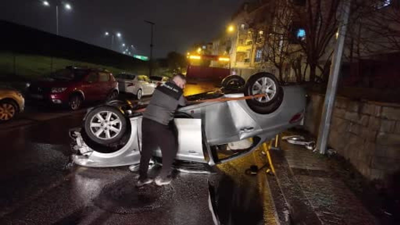 Çekmeköy'de Takla Atan Otomobil Elektrik Direğine Çarptı: 3 Yaralı