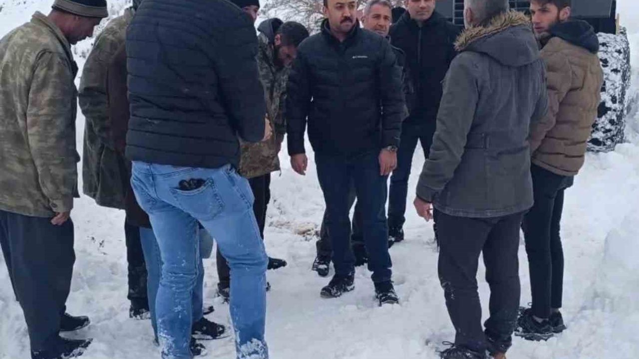 Çelikhan'da Karla Mücadele: Kaymakam Pelvan Fatih Köyü Yolunu İnceledi