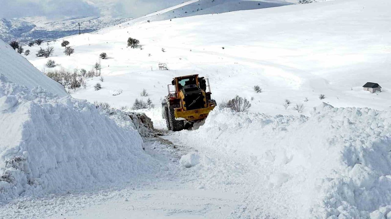 Çemişgezek’te Karla Mücadele: Köylünün 'Kurban olurum size' Teşekkürü