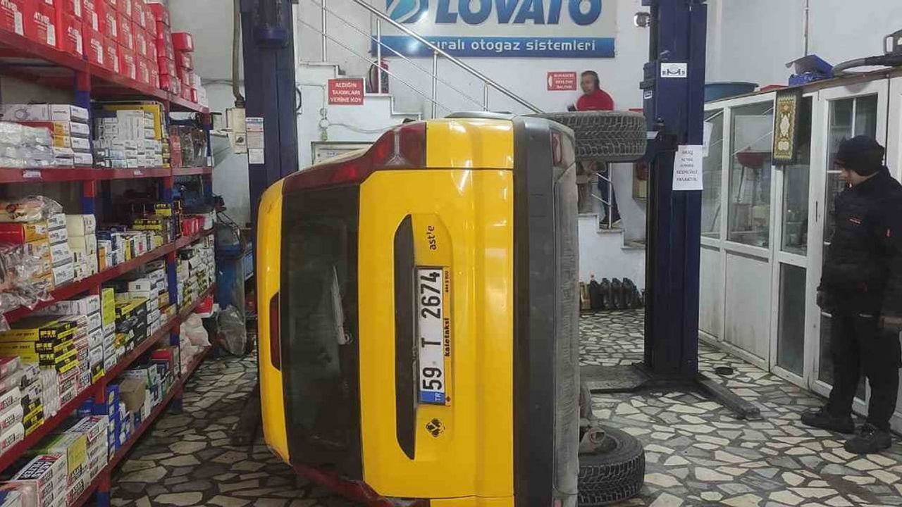 Çerkezköy'de Servisteki Taksi Liftten Düştü: Araçta Göçükler Oluştu