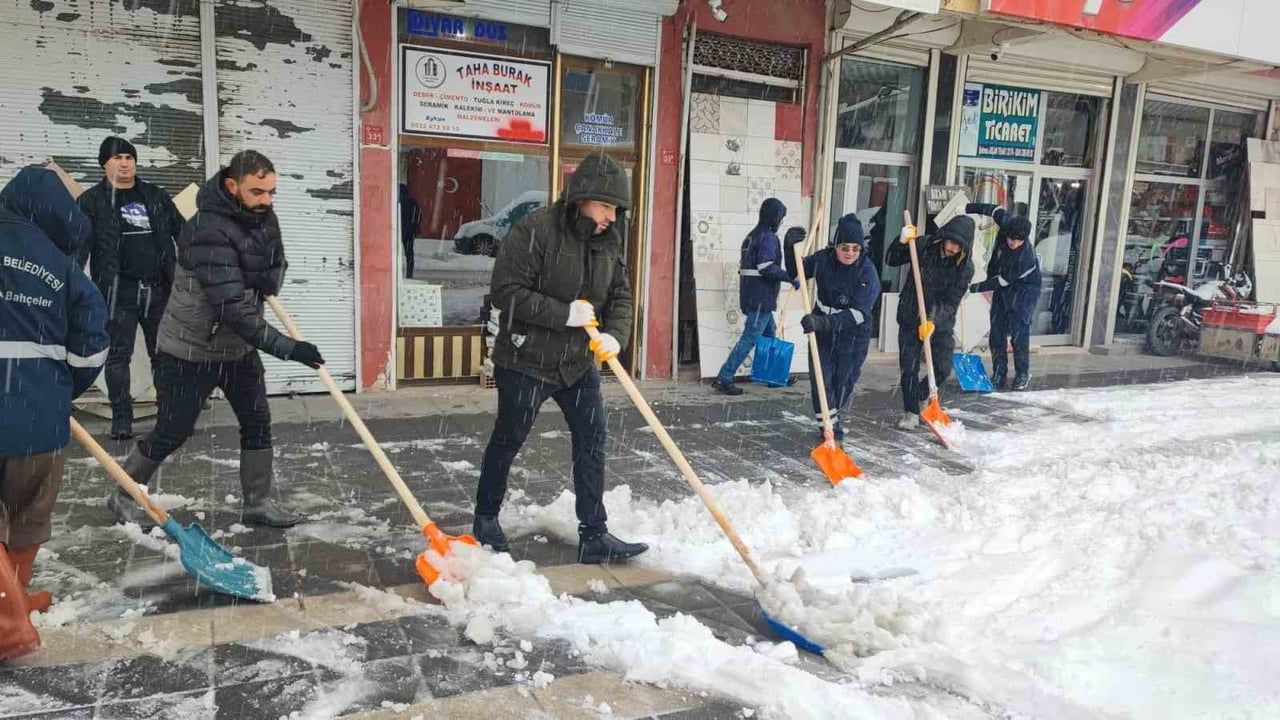 Çermik Belediyesi Karla Mücadele Başlattı: Ana Arterler ve Kaldırımlar Temizleniyor