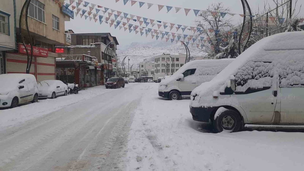 Çermik Beyaza Büründü: Diyarbakır'da Kar Ulaşımı Aksadı