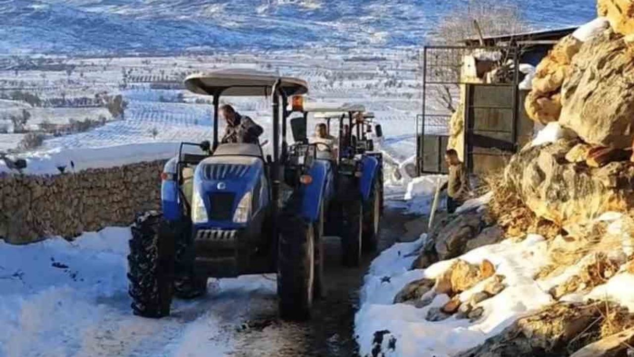 Çermik'te Donan Sular: Üç Traktörle 9 Kilometre Su…