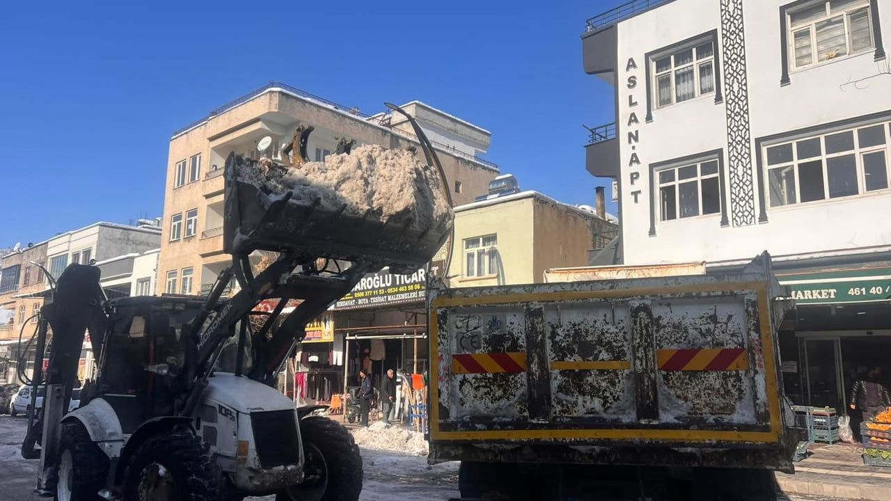 Çermik’te Kar Temizliğiyle Hayat Normalleşiyor