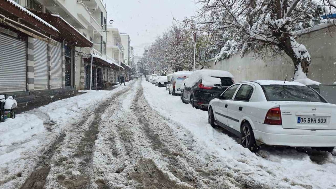 Çermik'te Kar Ulaşımı Kopardı: Ergani, Çüngüş ve Siverek'e Bağlantı Kesildi
