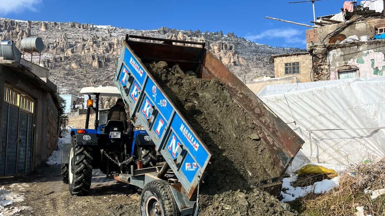 Çermik'te Köylüler İmeceyle 50 Metrekarelik Bozuk Yolu Onardı