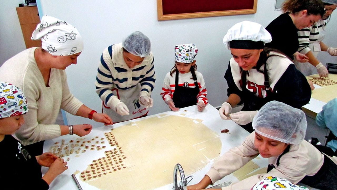 Çeşme'de Mantı Atölyesi: 15 Eylül Mustafa Çapkan İlkokulu Velilerle Uygulamalı Eğitim