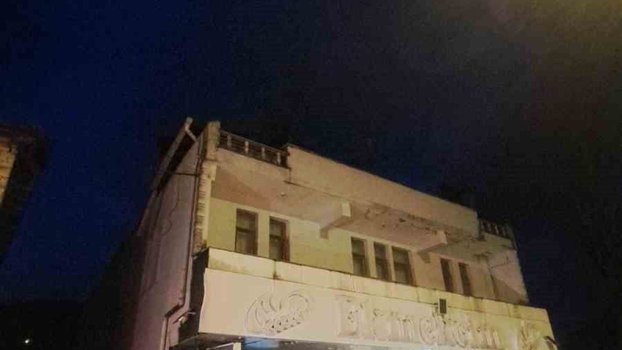 Cide'de Ekmek Fırını Çatısında Yangın İtfaiye Tarafından Söndürüldü