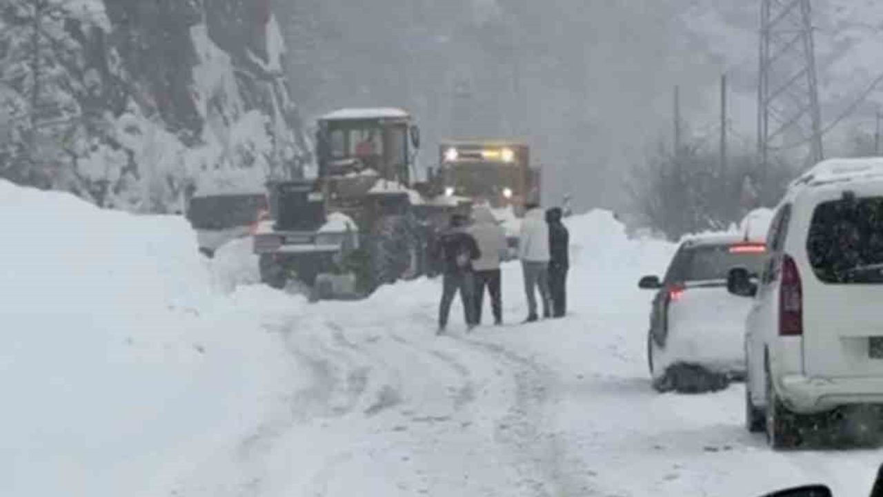 Çığ Sonrası Trabzon-Bayburt Karayolu Kontrollü Olarak Ulaşıma Açıldı