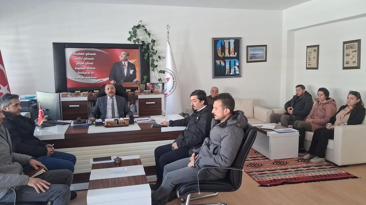 Çıldır'da Okul Müdürleri Toplantısı: Yeni Dönem Yol Haritası Belirlendi
