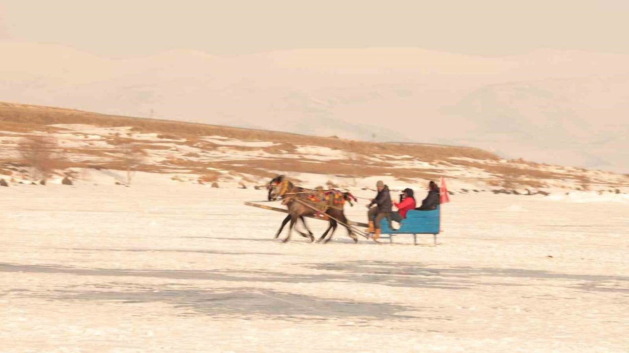 Çıldır Gölü 20 santimetre Buzla Ağırlıyor: Ardahan'da Atlı Kızak Keyfi