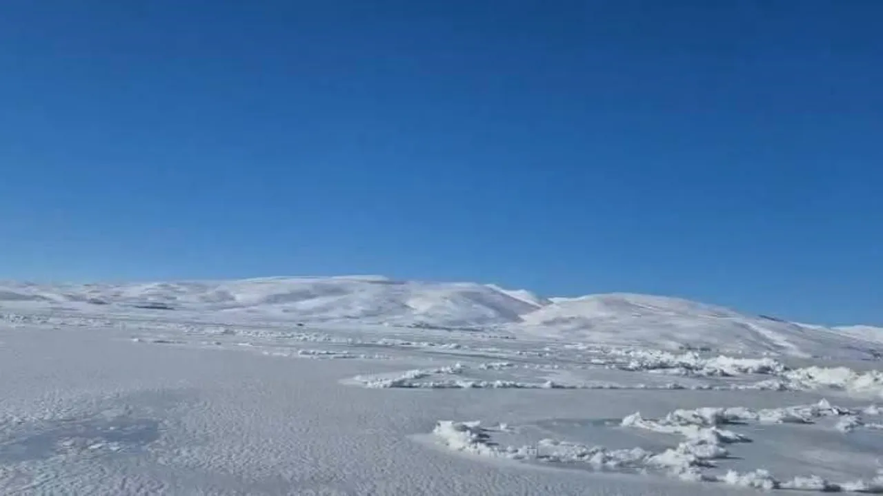 Çıldır Gölü Dondu: Eksi 30 Derecede Atlı Kızak Keyfi Başladı