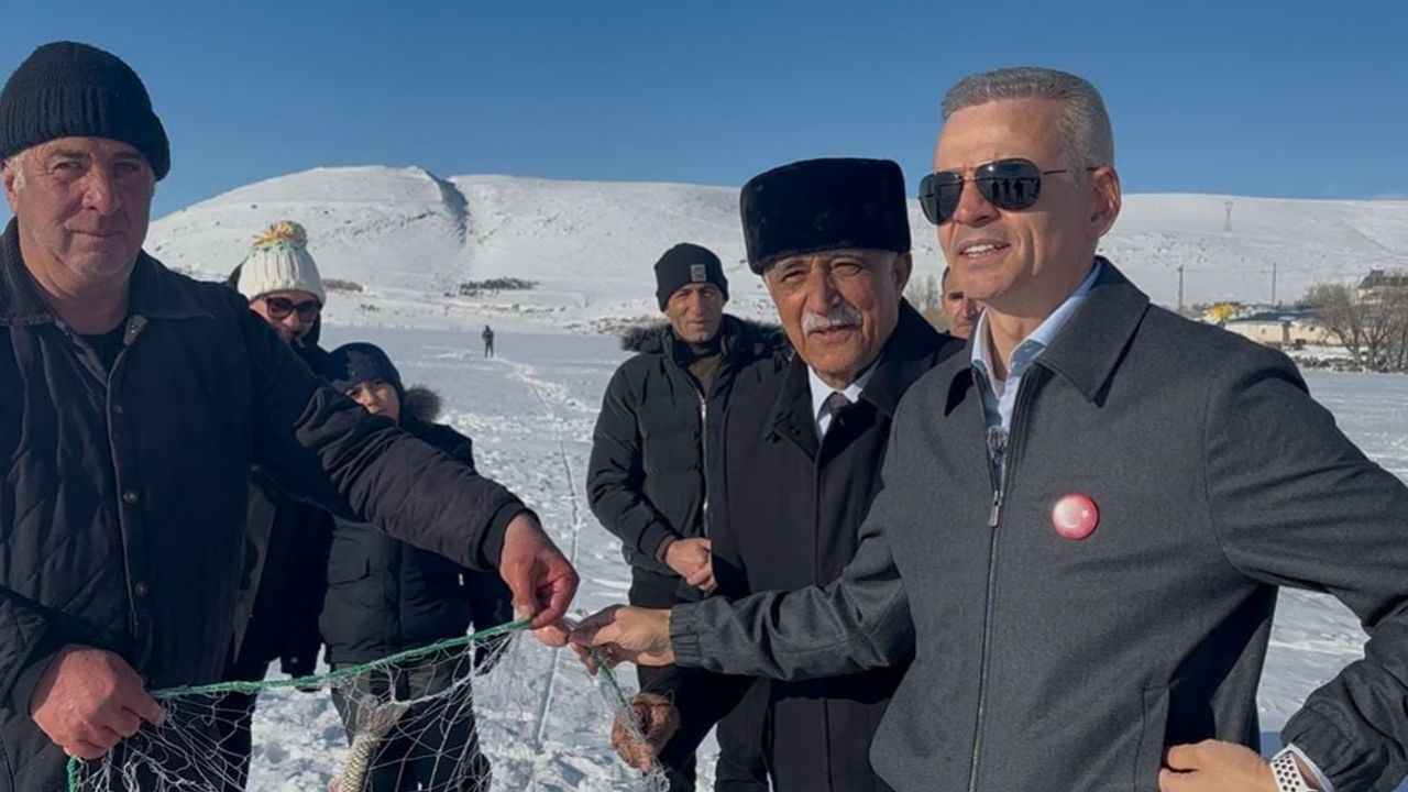 Çıldır Gölü'nde Ağ Çekme Etkinliği — Kristal Buz Festivali'ne Davet