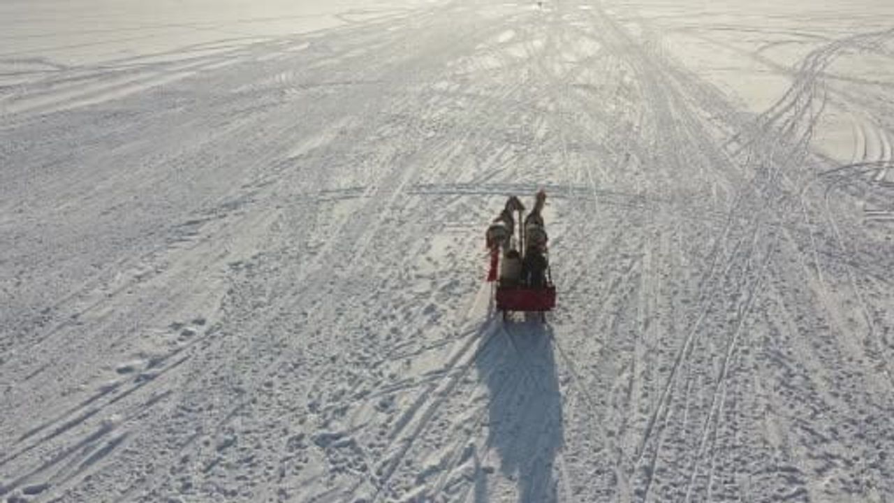 Çıldır Gölü'nde Atlı Kızak Heyecanı Başladı: Göl Tamamen Buzlandı