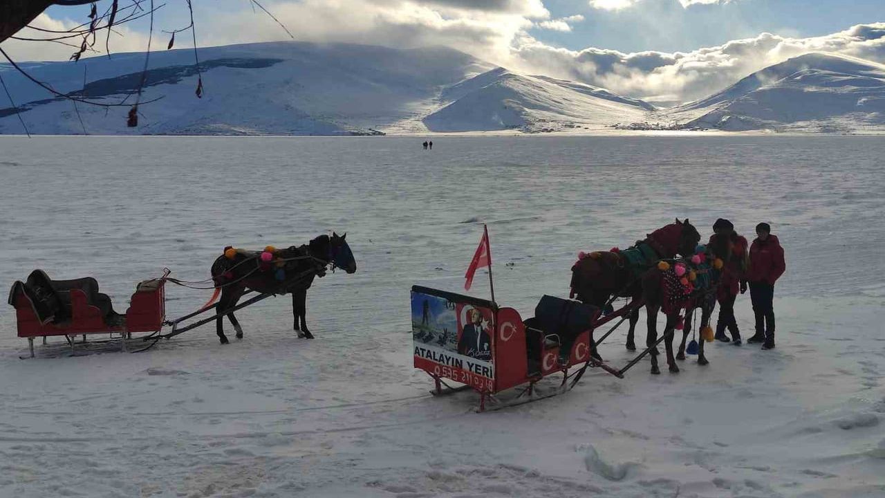 Çıldır Gölü'nde Atlı Kızak Seferleri Başladı