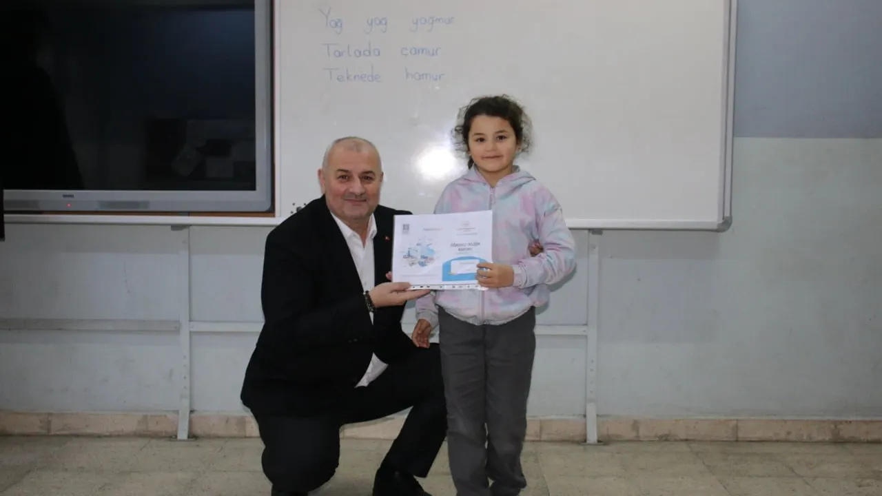 Çilimli'de Karnelerini Kaymakam Furkan Alpay ve Başkan Yılmaz Yıldız Verdi