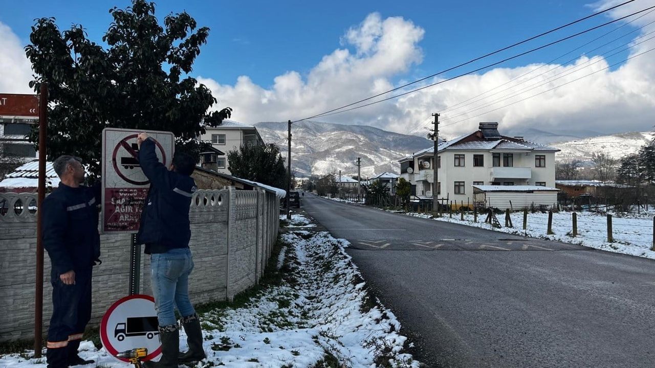 Çilimli'de Trafik Tabelaları Yenileniyor