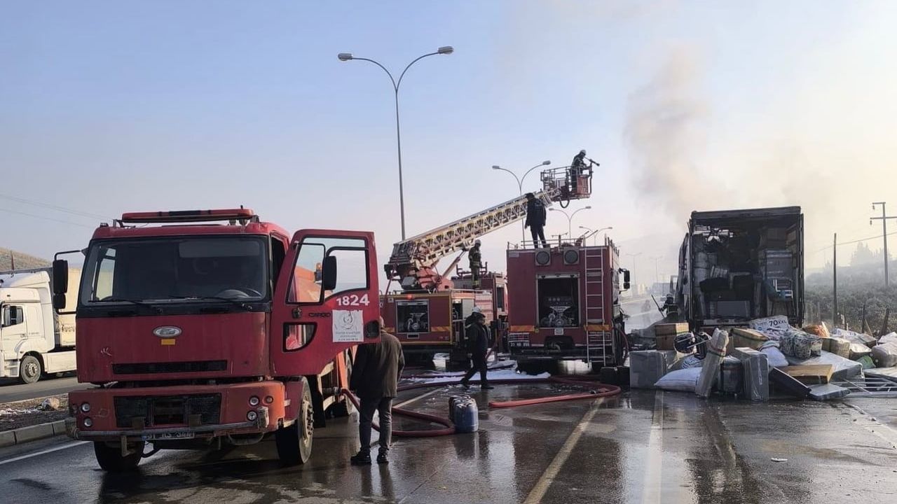 Cilvegözü Sınır Kapısı'nda Eşya Yüklü Tır Alevlere Teslim Oldu